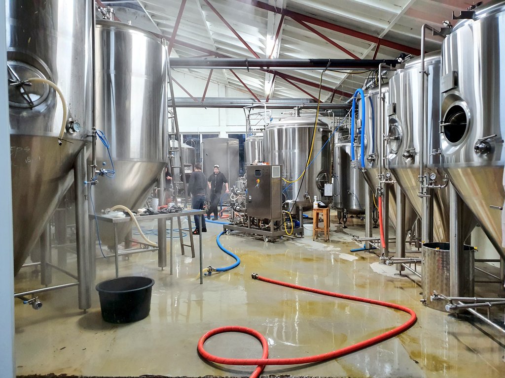 Vanmorgen bierbrouwer Martijn Eggens geholpen met het brouwen van bier. Een bijzonder bier met 100 procent lokale ingrediënten waaronder onze eigen brouwgerst. Over 6 weken is dit <a href="/DubbelDrents/">Dubbel Drents</a> bier onder de naam 100%Lokaal te verkrijgen bij de slijterij.