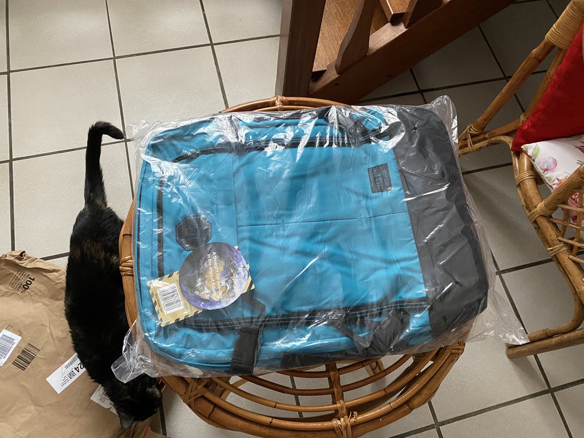 beingblanche's tweet photo. Scaramanzia di inizio anno: non si puó viaggiare ma il mio Cabin Max è arrivato comunque.
Ora mi serve solo un aereo, una meta e la fine del Covid.
Facile, no?

(Hermione non lo porto via anche se ho fatto la prova e nello zaino c’entra)
🛫

#vogliadiviaggiare #needtotravel https://t.co/ce6NUoGDk2