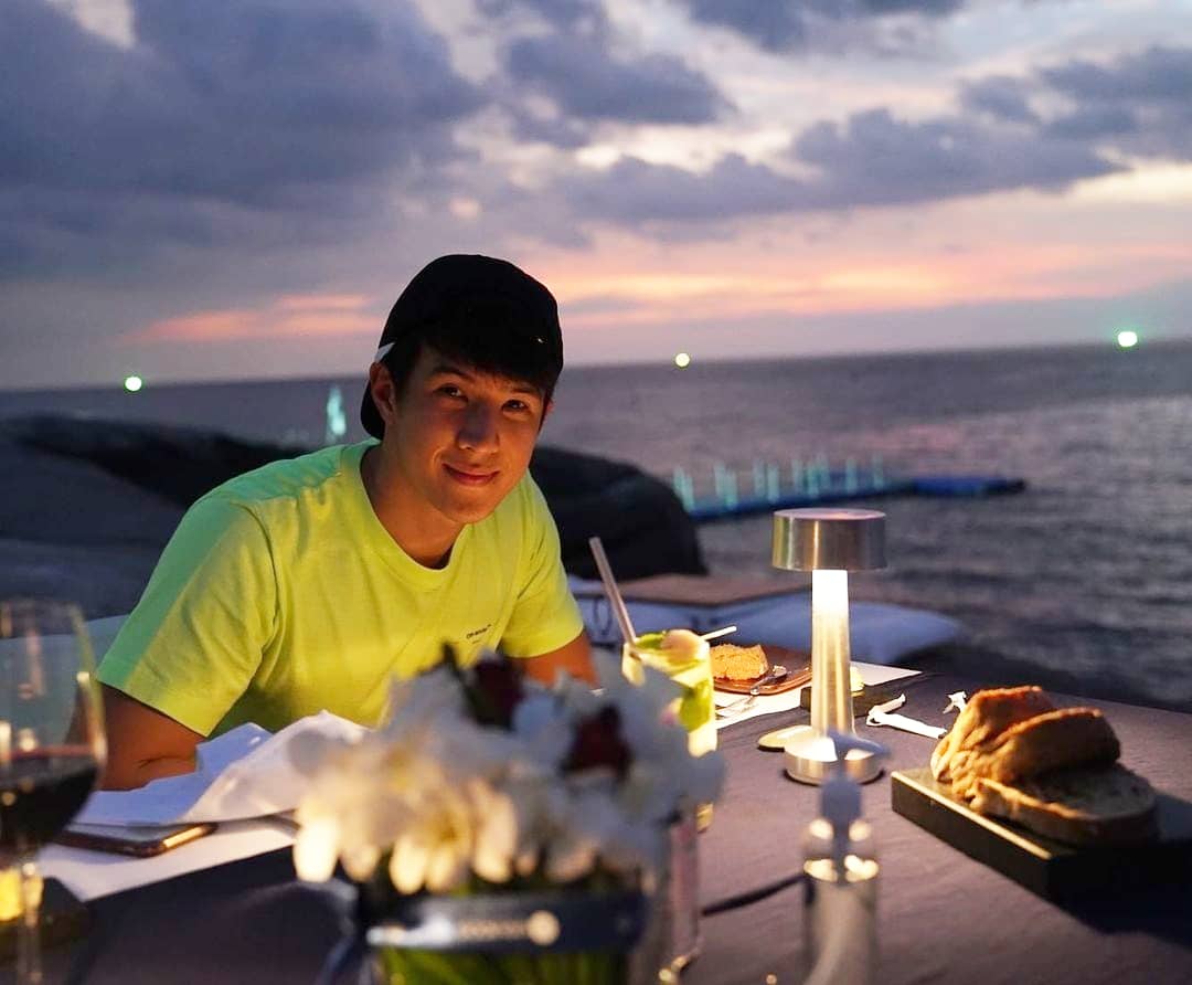 AnThekop's tweet photo. ขอให้มีความสุขกับทริปนี้นะครับ Reposted from @jamesmaofficial Sunset on the rocks 🌅🥳 thank you for a lovely dinner experience @katarocksphuket #katarocks 😍😍#jamesma #เจมส์มาร์ https://t.co/cPu2IOfJoz