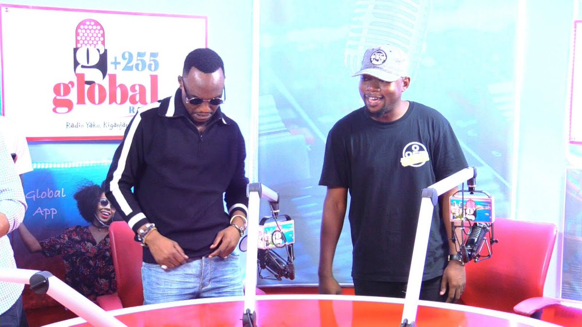 Globaltvonline_'s tweet photo. "Nimeamua kuiita albamu yangu 'Slave Becomes a King' kwa sababu tunataka kuleta mabadiliko flani ya kifikra kwenye jamii, hatuwezi kuwa ng'ombe wa maskini siku zote, lazima tufanye vitu ambavyo ipo siku tutaheshimika." - Rapa Darassa ndani ya #Bongo255 https://t.co/7IIBigN6OR