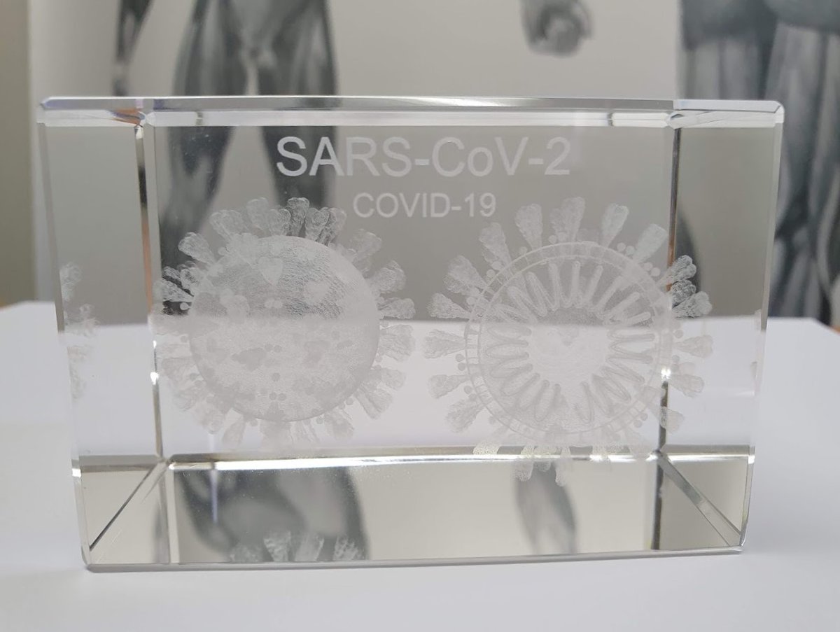 Het is zo ver! De eerste zorgmedewerkers worden gevaccineerd. Een bijzondere mijlpijl tegen dit nare virus.
#glasblok #COVID19 #Vaccinatie  #IC #artsjobs #lung #anatomie #mondkapjes #zorg #Vaccin #coronavirus #cadeau #pandemic #Pandemie #aandenken