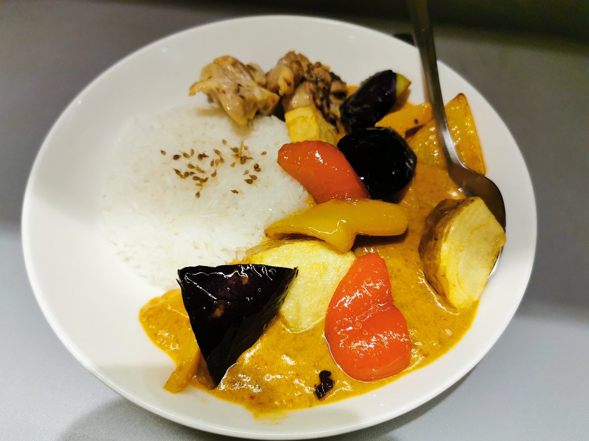 wata軒
超香ばしい鶏肉と新鮮な野菜がゴロゴロ入った濃厚なココナッツカレーでした！
立ち食いでさくっと食べられますが、意外と女性のお客さんが多かったですね
僕が行ったときはたまたま店番がお手伝いの方だったそうで、電子マネー決済であたふたしてたのが微笑ましかったです