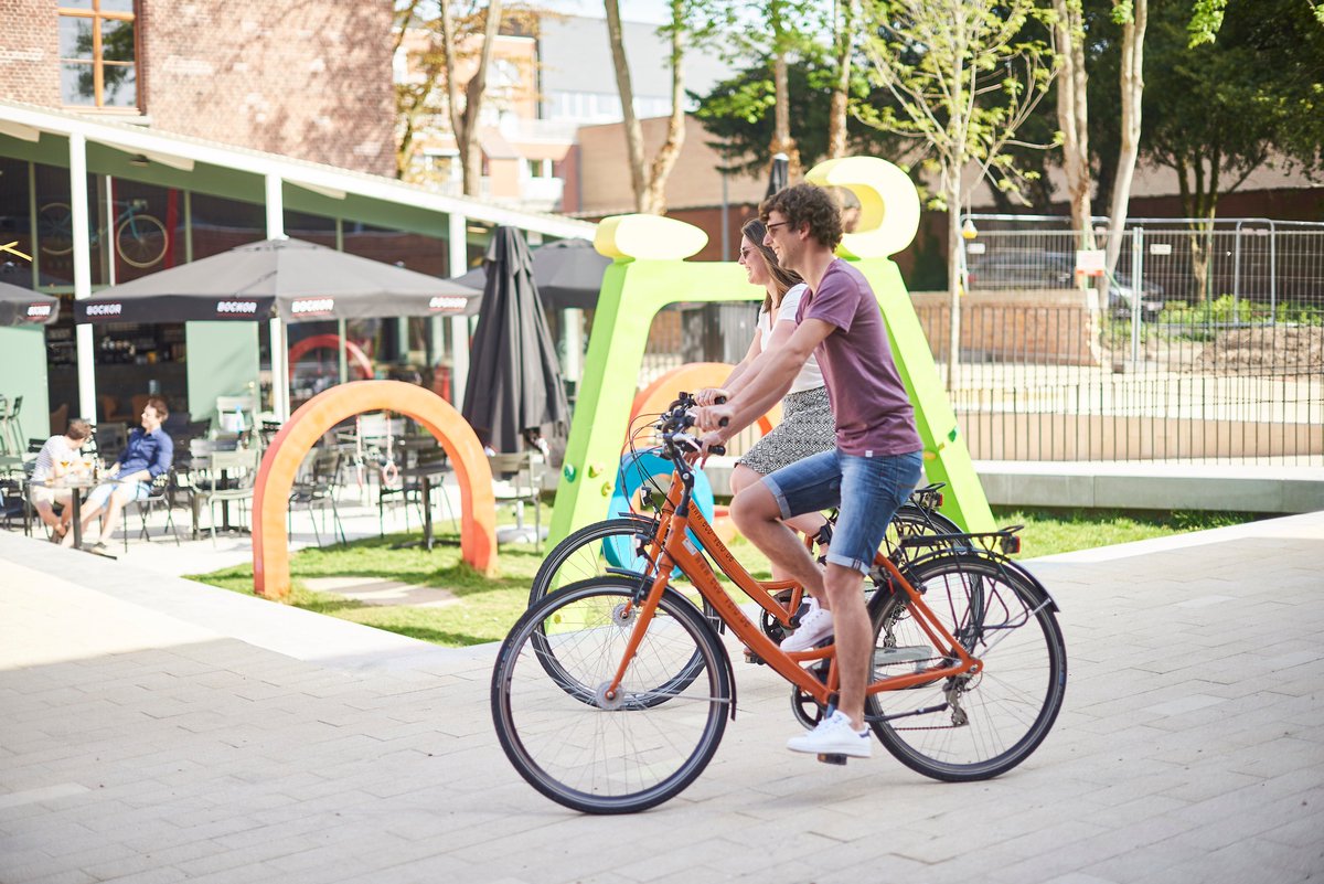 Stad_Roeselare's tweet photo. 📣 We hebben momenteel enkele vacatures. Waaronder één voor een publieks-/projectmedewerker voor thema's rond ondernemen, mobiliteit, klimaat en groen. 

Solliciteren kan nog tot en met 10 januari! ⏳

https://t.co/F4lwlrp2dc https://t.co/zpbtRhFr72