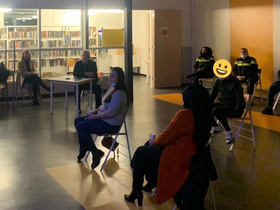 Eind 2020 bracht burgemeester Van Zanen een bezoek aan ons project Sterren voor Vrede en Rust. Jongeren gaan hier samen met hun moeders de wijk in, zijn zichtbaar en acteren preventief. Vooral rondom de jaarwisseling is dit zeer succesvol gebleken. We gaan ermee door in 2021!