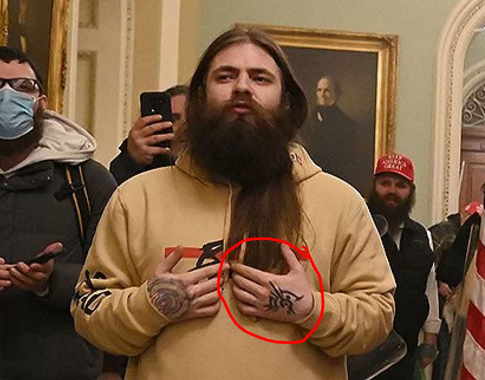 Ali Utlu Sur Twitter Rechte Meinen Das Ware Ein Hammer Und Sichel Tattoo Sie Konnen Nicht Mal Ein Tribal Aus Einen Spiel Von Einen Unterscheiden Https T Co Oq10kdydpl Twitter