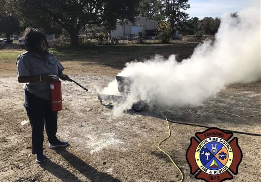 BurtonFD_SC's tweet image. A safer @bftcountysc. #BurtonFD provided fire extinguisher training for workers at PW. These folks move throughout our community, share the road with us &amp;amp; loved ones &amp;amp; in best position to take action &amp;amp; make a difference. Another step in #CommunityResiliency. @strategicfire