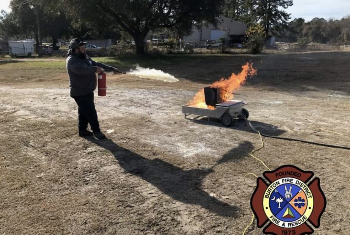 BurtonFD_SC's tweet image. A safer @bftcountysc. #BurtonFD provided fire extinguisher training for workers at PW. These folks move throughout our community, share the road with us &amp;amp; loved ones &amp;amp; in best position to take action &amp;amp; make a difference. Another step in #CommunityResiliency. @strategicfire