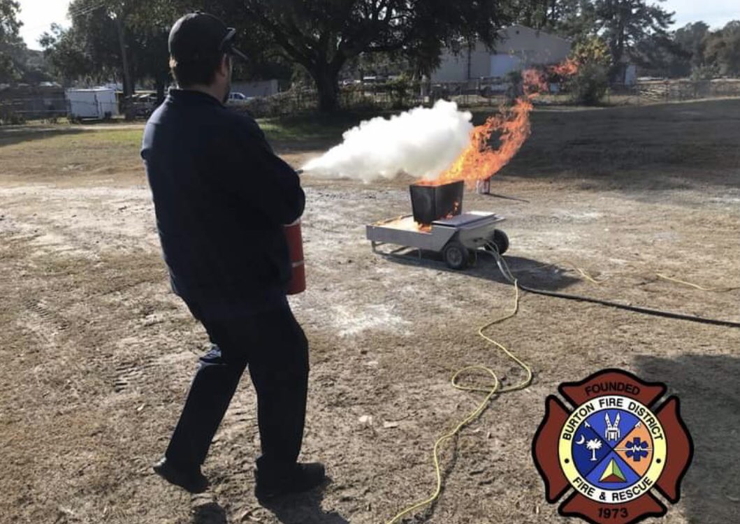 BurtonFD_SC's tweet image. A safer @bftcountysc. #BurtonFD provided fire extinguisher training for workers at PW. These folks move throughout our community, share the road with us &amp;amp; loved ones &amp;amp; in best position to take action &amp;amp; make a difference. Another step in #CommunityResiliency. @strategicfire