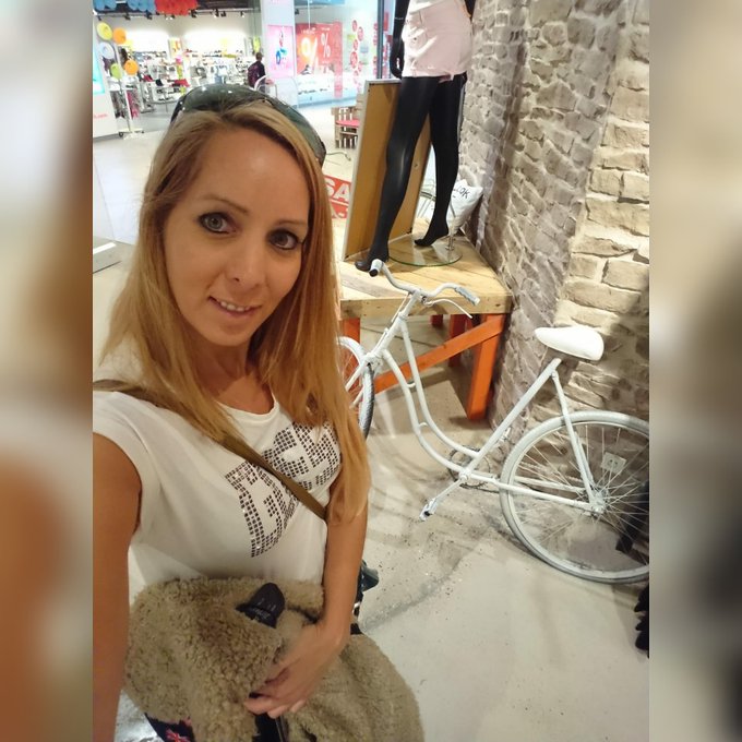 Vermisst ihr auch das shoppen gehen? Vor allem shoppen ohne Mundschutz 😷. Ich vermisse es total.   #shoppen<a href="/tag/selfie"class="tags"><span>#selfie</span></a><a href="/tag/nofilter"class="tags"><span>#nofilter</span></a><a href="/tag/girls"class="tags"><span>#girls</span></a><a href="/tag/modellife"class="tags"><span>#modellife</span></a><a href="/tag/woman"class="tags"><span>#woman</span></a><a href="/tag/corona"class="tags"><span>#corona</span></a>