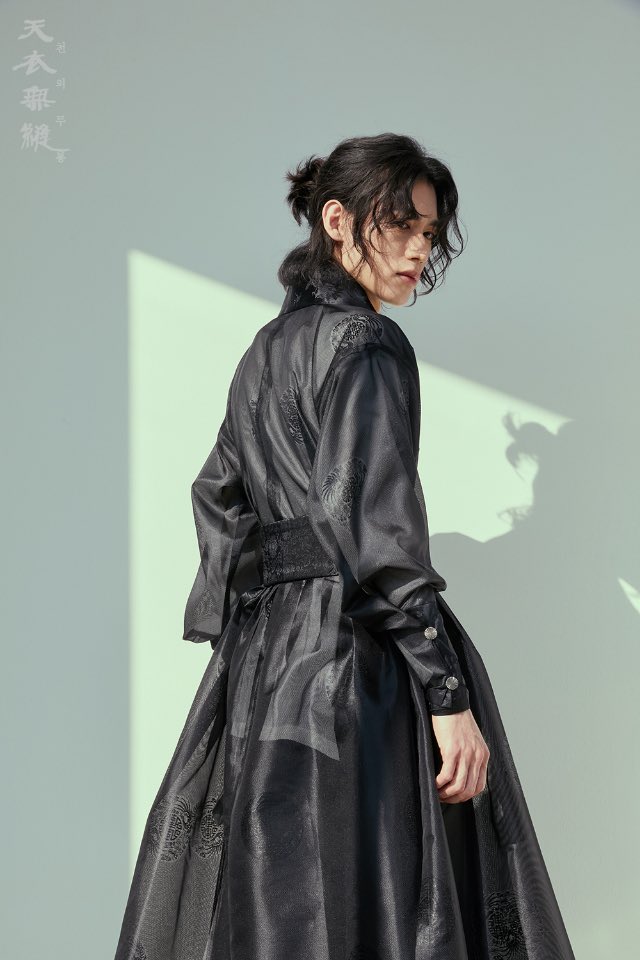 안녕하세요. 천의무봉 디자이너 조영기입니다.

천의무봉 신한복의 첫 룩북을 공개합니다.

정말이지 룩북을 촬영하기까지 정~말 오래 걸렸네요. 

천의무봉 창사이래  한복 룩북(성인 한복)은 처음이니까요.