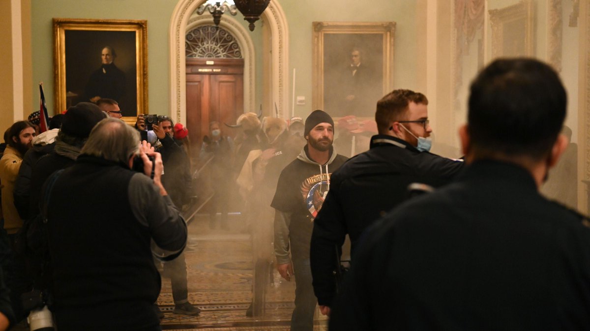 telegramdotcom's tweet image. DC updates: 4 dead, 52 arrested, 14 police officers injured after pro-Trump rioters breach US Capitol; FBI opens investigation buff.ly/3nl1mnO #capitollockdown @USATODAY