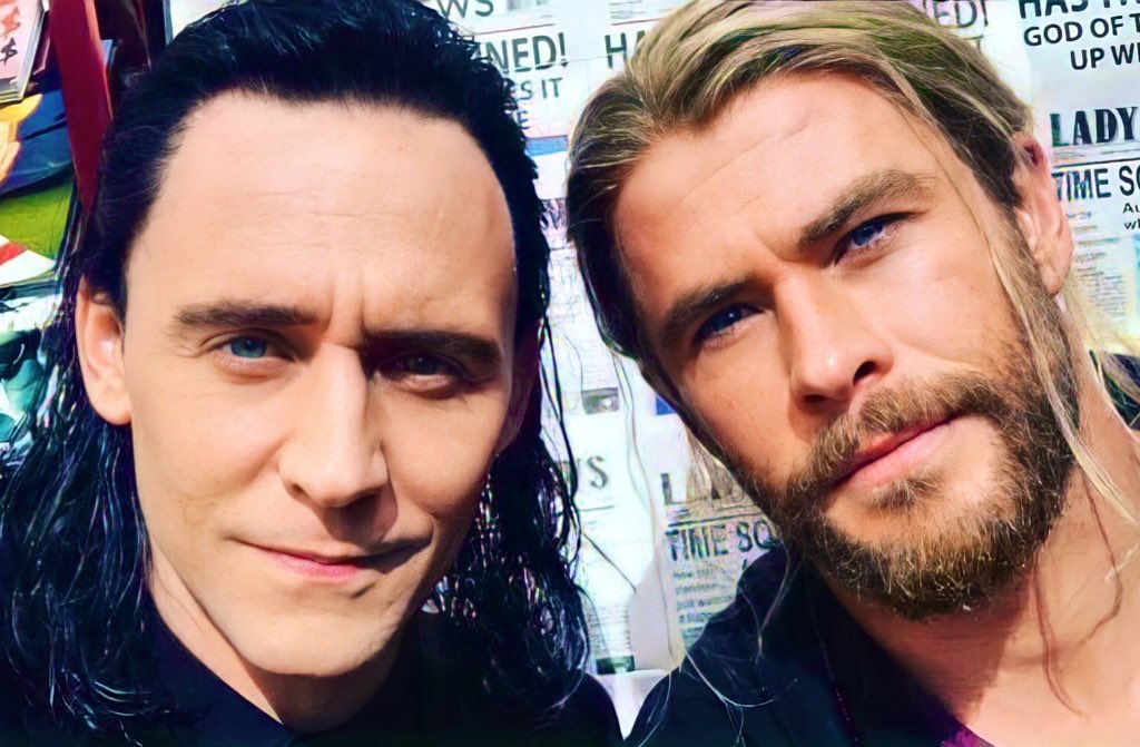 RT @HiddlesPage_: Tom Hiddleston and Chris Hemsworth #Loki #Thor https://t.co/49dS1BTYsg