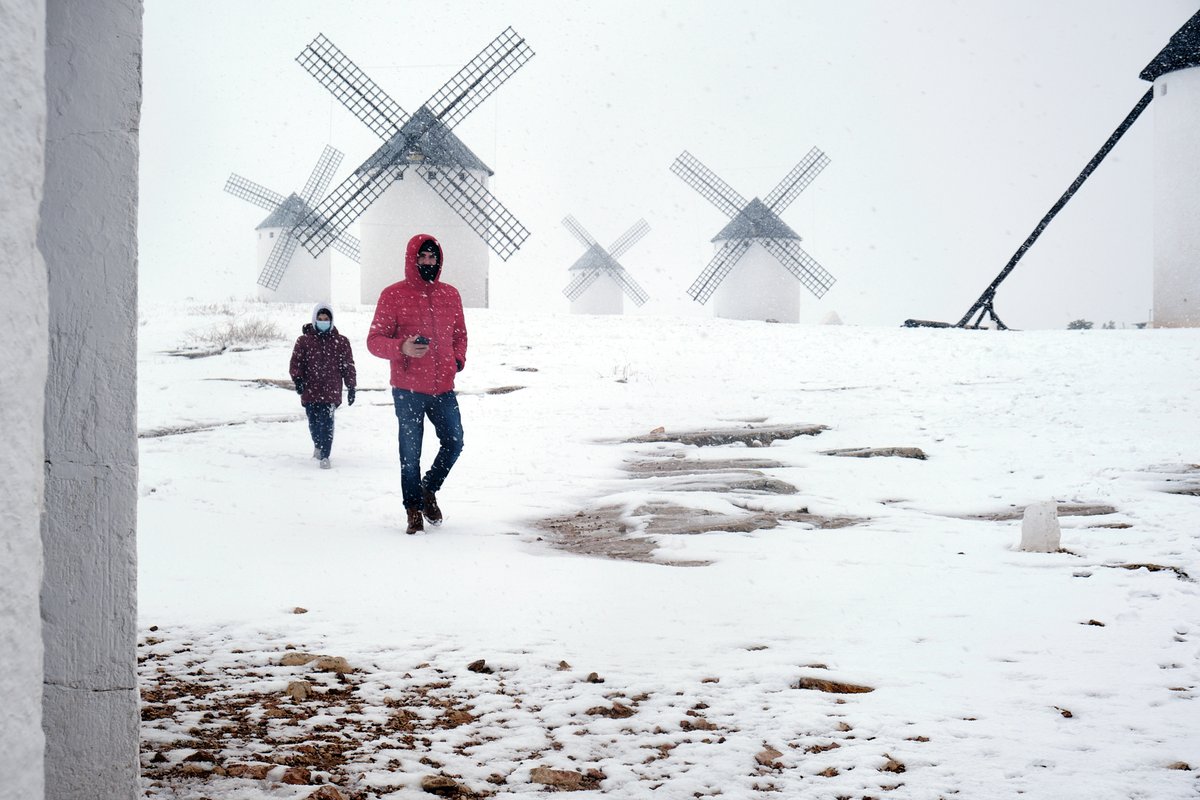 europapress's tweet photo. La nieve cubre los molinos de viento de Campo de Criptana (Ciudad Real) dejando estas espectaculares imágenes https://t.co/RbBBv5aSOZ 👇 https://t.co/Au27ZPthca