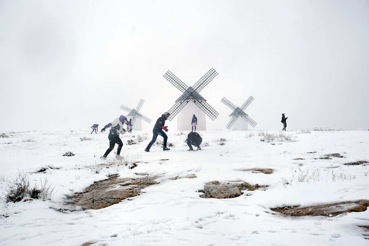 europapress's tweet photo. La nieve cubre los molinos de viento de Campo de Criptana (Ciudad Real) dejando estas espectaculares imágenes https://t.co/RbBBv5aSOZ 👇 https://t.co/Au27ZPthca