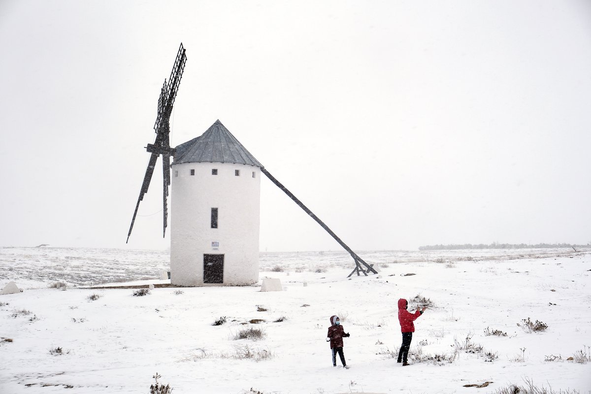 europapress's tweet photo. La nieve cubre los molinos de viento de Campo de Criptana (Ciudad Real) dejando estas espectaculares imágenes https://t.co/RbBBv5aSOZ 👇 https://t.co/Au27ZPthca