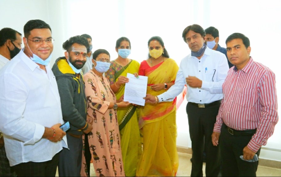 PaiParents's tweet photo. @DeccanChronicle , today 
we PAI (Parents Association of India) met Hon'ble MLC Smt KAVITHA GARU,  reg non execution of GO 46 by Schools and a request for reducing fee by 50% as relief was given. Previous representations given to Edu Minister &amp; Edu depts were also apprised. https://t.co/7iyPWr77Nd
