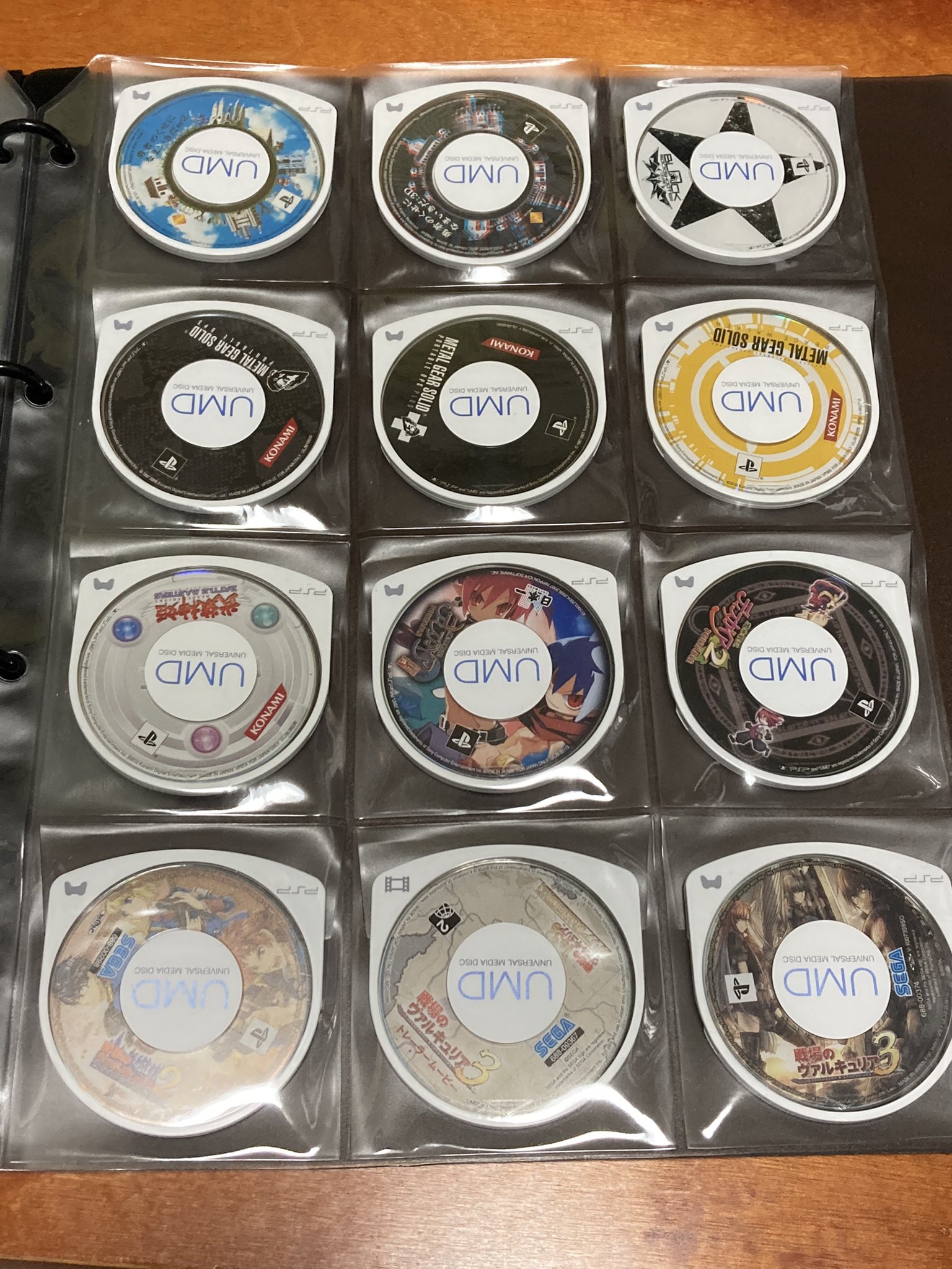 018 ゼロイチハチ セリアの マイコレ57mm缶バッジ収納リフィル が携帯ゲーム機 Gb Gbc Gba Psp 用ソフト 収納に便利なのを発見した Umdは割とギリギリだが リフィルの素材が多少伸縮性があるのでなんとかなる