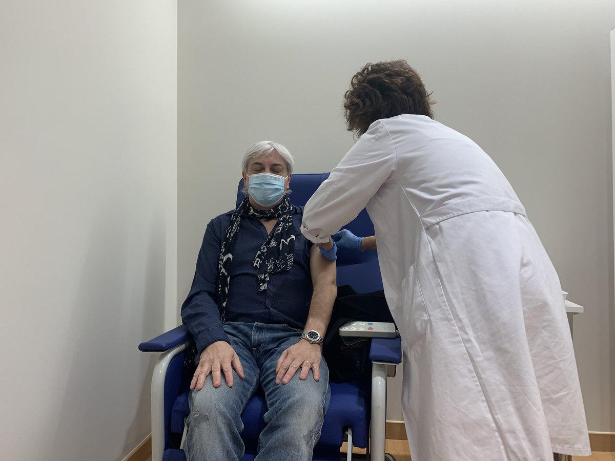 hospitalclinic's tweet photo. El Dr. @OSibila, pneumòleg i el Dr. Joan Ramon Badia, coordinador mèdic de la UVI respiratòria també han estat dels primers! Molta emoció a la sala! #VaccinesWork #JoEmVacuno https://t.co/RcyWThs0WT