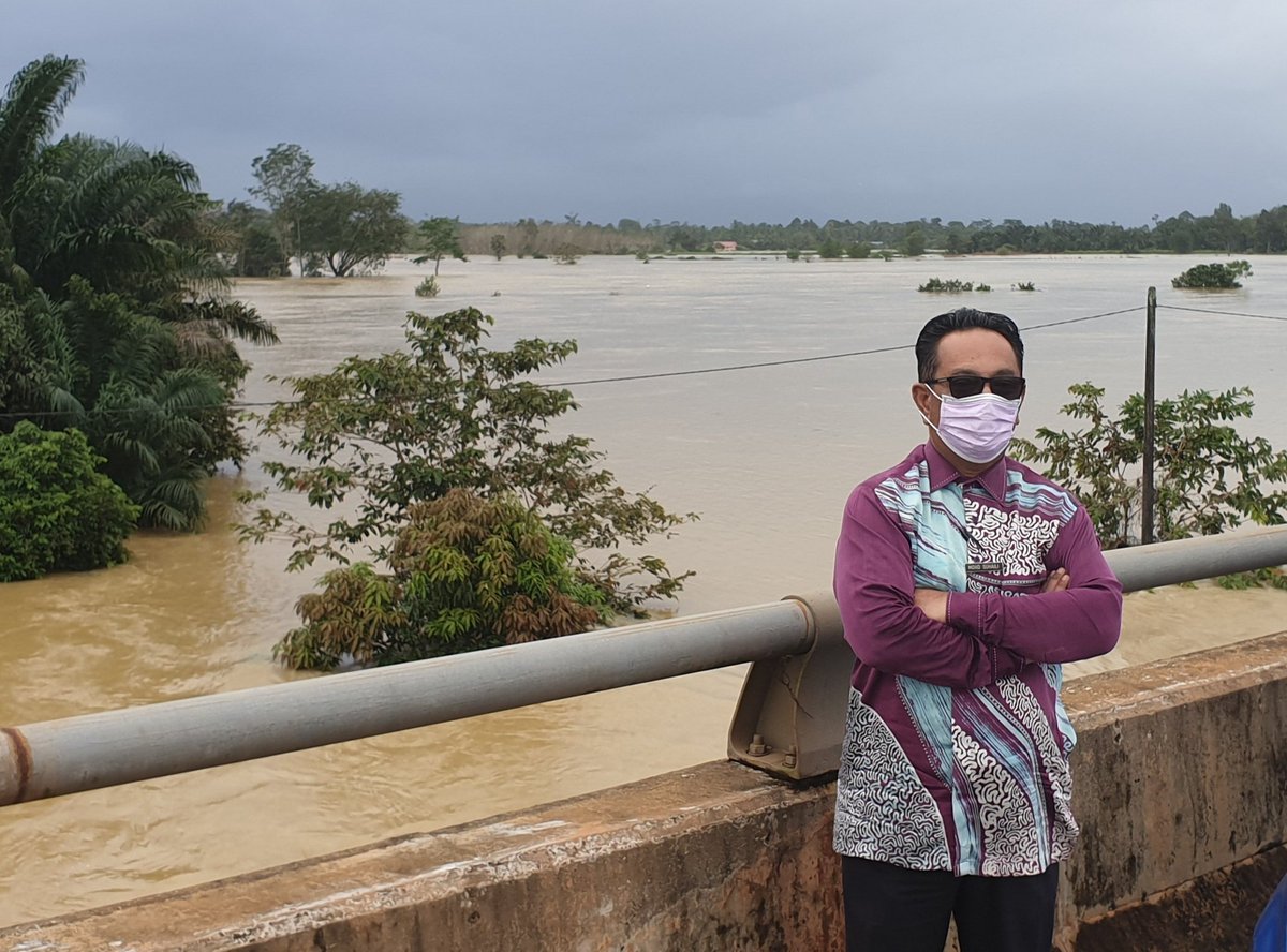 IrMohdSuhaili's tweet photo. Meninjau keadaan jalan  FT003 PMas-Rantau Panjang yang ditutup kepada semua kenderaan akibat banjir bermula dari jambatan Sg Buaya. Kondisi jalan masih lagi baik tetapi dimaklum paras air semakin meningkat akibat limpahan air Sg Golok.
@JKR_PASIR_MAS 
@JKRKelantan 
@JKRMalaysia https://t.co/fIF0KXdMDi