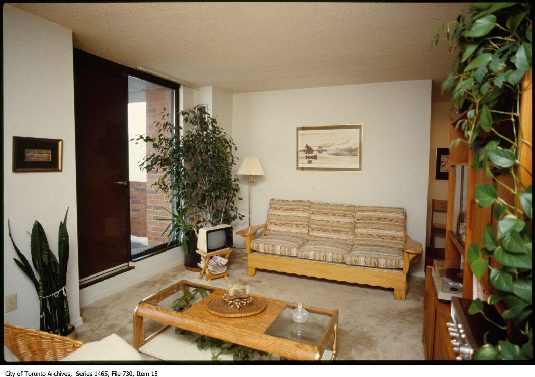 TorontoArchives's tweet photo. For today's #ALookInsideTO we are sharing this photo of a very 1980s style living room. St. Lawrence area housing cooperative, ca. 1982. Urban Design photographs. https://t.co/8wRe2bK4yR https://t.co/fWAUTQwppc