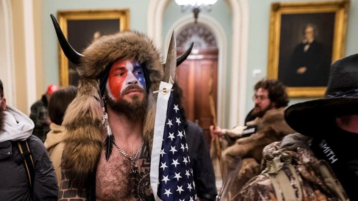 Aslan_Rojo's tweet photo. Este man es Jake Angeli y se hace llamar "Yellowstone Wolf". Si fuera tuitero sería "Cuerno Triste" ... https://t.co/bO8fPPXpPn