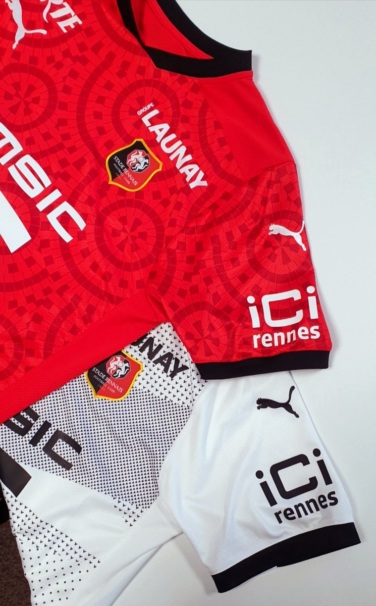 LaurentRiera's tweet photo. 🔴⚫️ #IciRennes, la plateforme média 100% numérique de @metropolerennes, lauréate du Grand Prix #CapCom19 (👉 https://t.co/hYKmLufaiO), s'affiche désormais fièrement sur le maillot du @staderennais ! #toutdonner #compublique #markterr 👍⚽️ https://t.co/ctcasFcXeK