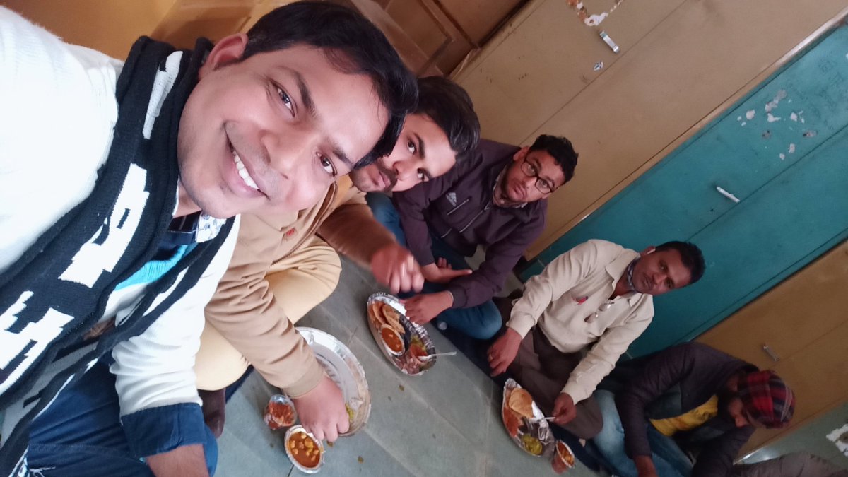RevatSi47338582's tweet photo. 🌼Our #Staffpartner👬 Mr. Suryaprakash ji gave a #Party🥳 to🎉 #Celebrate🎊 the #Completion🔚 of the #probationPeriod💥 of the #Job✍️. We all wish 💐you a #BrightFutureStartsHere👑🆙🛐💡✍️
#schoolchallenge
#jobparty
#positivity
#dilsefoodie
#vegetarianrecipes 
@AnushaAyna https://t.co/WediWeJZne