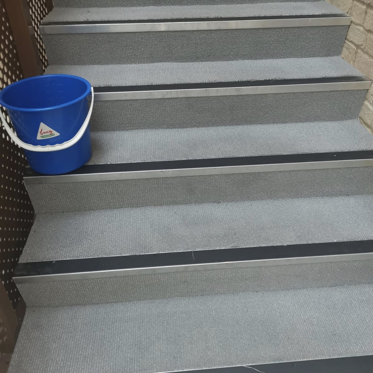 SouthernHsg_UK's tweet photo. Our Estate Care team have been hard at work maintaining & cleaning our developments to a high standard for our residents - in particular the communal areas ๐
Head to our Instagram Stories to see more before & after photos ๐ https://t.co/Cltx83RPBr
#SHGTeam #SHGCommunity https://t.co/lvUN84Ooii