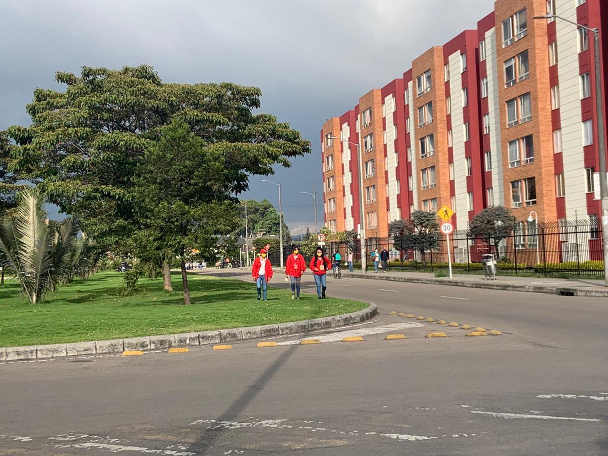 Fontibon_Bogota's tweet photo. El operativo realizado hoy por los guardianes del espacio público en la zona de Hayuelos, fue dirigido a la verificación de los protocolos en domiciliarios y transeúntes en el centro comercial, y en la recuperación de espacio público. Trabajamos de #CorazónConFontibón https://t.co/I4VjXS96sl