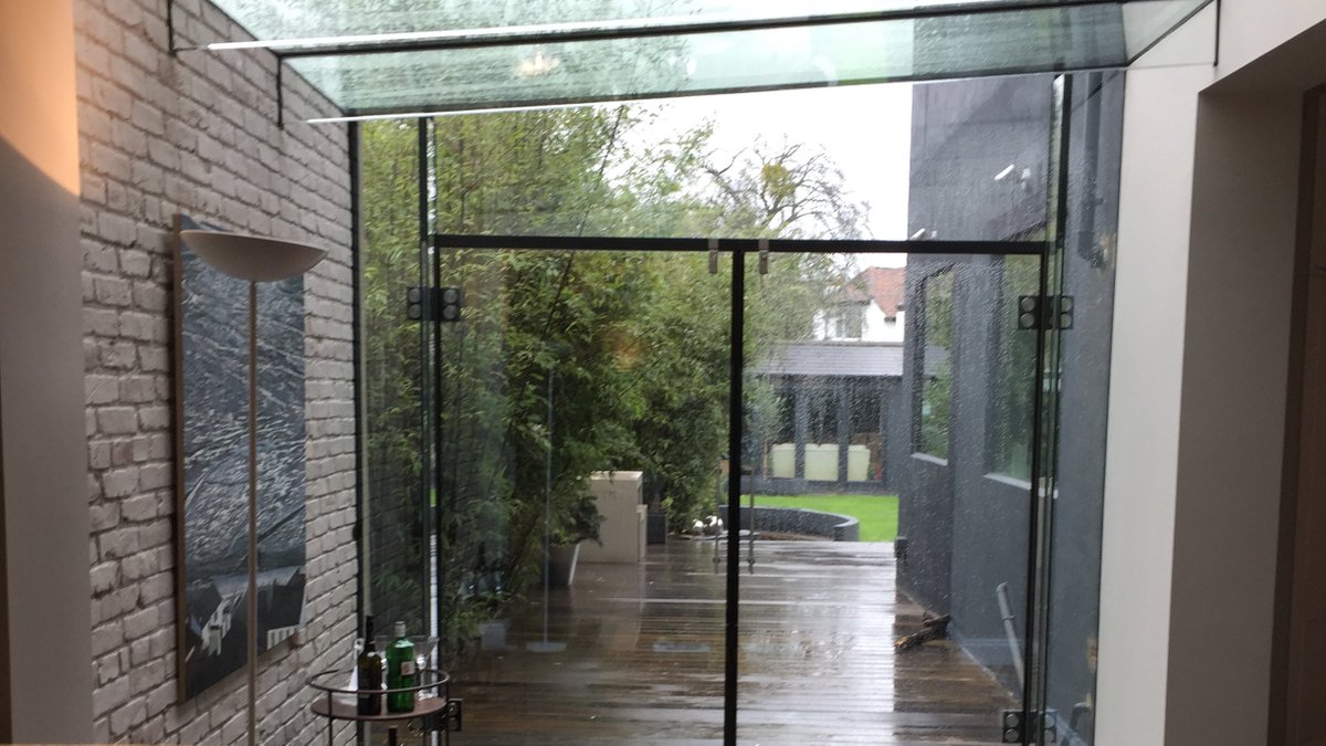 #homeinspiration
This glass box looks absolutely stunning and cleverly extends the home by creating a new room between the existing building and boundary wall of the garden.

#glassboxextension #glassroom