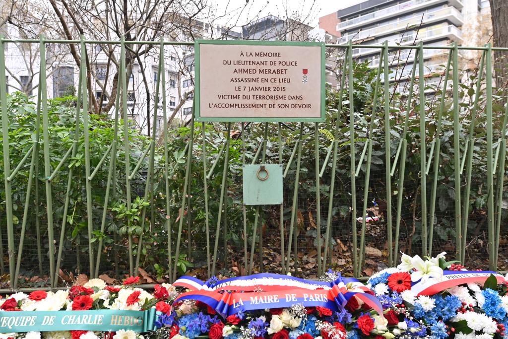 PoliceNationale's tweet photo. [#NoublionsJamais] Il y a 6 ans, un attentat terroriste était perpétré dans les locaux de #CharlieHebdo et sur le boulevard Richard-Lenoir. Nous rendons #hommage ce matin aux victimes et à leurs proches, avec une pensée particulière pour Franck Brinsolaro et Ahmed Merabet. https://t.co/upwdf7K2m6