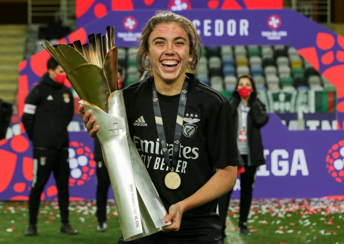 josemarianole's tweet photo. Entrevista exclusiva a Paula Domínguez Encinas "Pauleta" (@pauleta21_) tras la histórica victoria de @SLBenfica en la #TaçadaLiga

🎙️ “Para valorar nuestros logros, debemos tener presente de dónde venimos”

🔗 https://t.co/ZR3l6sFqrr

#futfen #Benfica #SLBenfica https://t.co/jSm8FgZ6E5