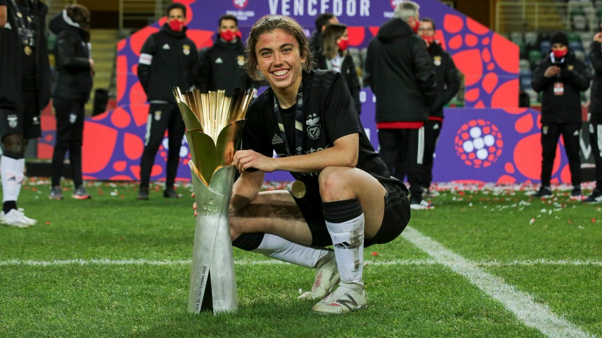 josemarianole's tweet photo. Entrevista exclusiva a Paula Domínguez Encinas "Pauleta" (@pauleta21_) tras la histórica victoria de @SLBenfica en la #TaçadaLiga

🎙️ “Para valorar nuestros logros, debemos tener presente de dónde venimos”

🔗 https://t.co/ZR3l6sFqrr

#futfen #Benfica #SLBenfica https://t.co/jSm8FgZ6E5