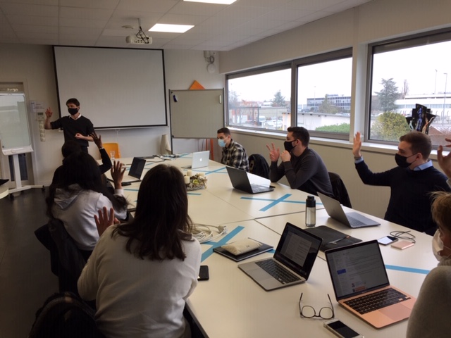 ITIRI_RI's tweet photo. [ VISITE D’ENTREPRISE 💼 ] 

Hier, nos #étudiants en M2 IEGDI ont été visiter les locaux de la librairie LDE à #Molsheim dans le cadre de leur #cours de Stratégie du développement international des entreprises. Merci à M. Villeroy, Directeur export, pour la visite guidée ! https://t.co/mOo54nQgsE