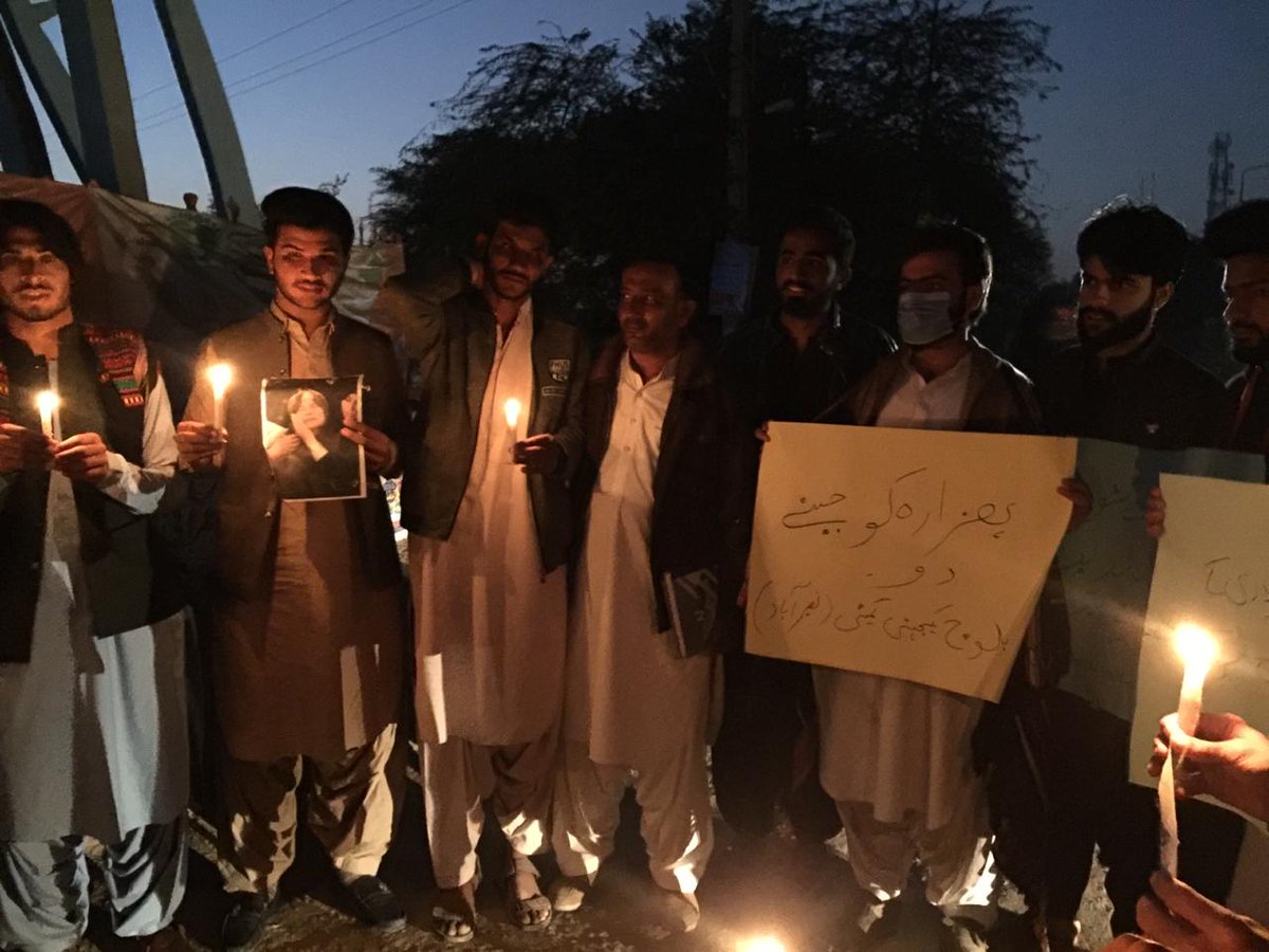 BalochCommittee's tweet photo. اوستہ محمد میں احتجاجی مظاہرے کے بعد بلوچ یکجہتی کمیٹی (ٹیپل چیپٹر) کی جانب سے شہید ہزارہ مزدوروں کی یاد میں شمعیں روشن کی گئی اور دھرنے پر بیٹھے ہزارہ مزدوروں کے ساتھ یکجہتی کے پیغام آویزاں کئے گئے۔ https://t.co/BW56cLn3dn