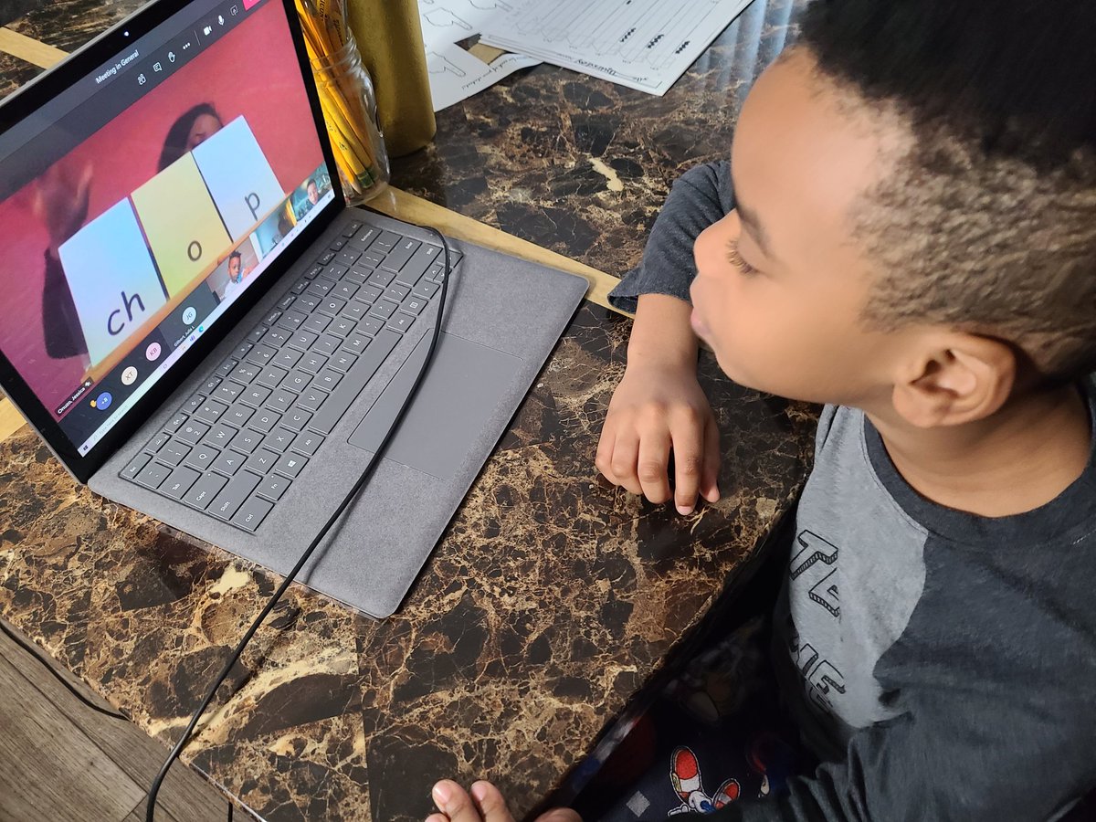 AlchemistofEDU's tweet photo. S/O to @JessicaOnuzo on her amazing phonics lesson on blending this morning. She makes it hard to teach my groups  in the same room with one of her Arrow Leaders. She sets high expectations of learning for her students EVERYDAY. I am proud teammate and parent of @GullattES1 https://t.co/8mxK977OmR