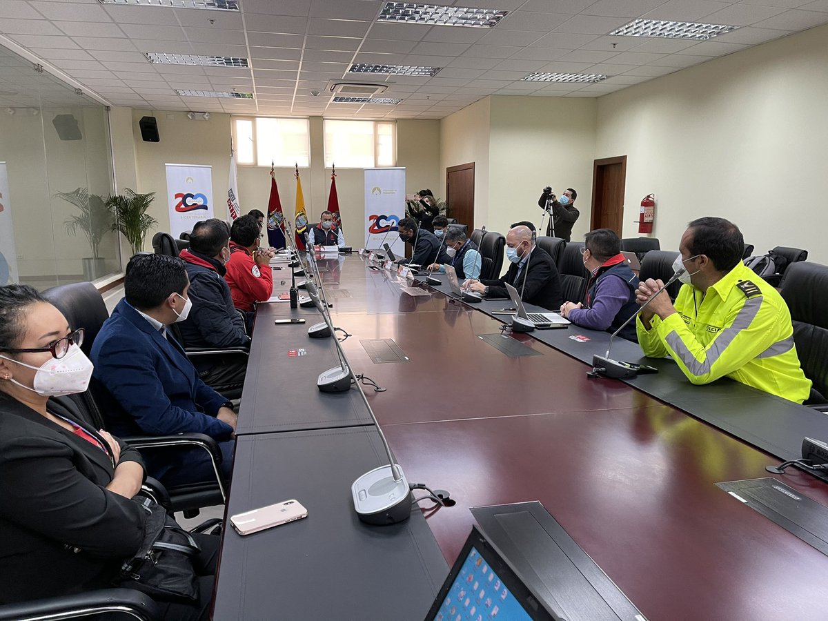MuniRiobamba's tweet photo. #Ahora| Inicia reunión de la Mesa Técnica de Salud y el Mando de Control Unificado del #COEMunicipal para analizar la situación epidemiologíca del Cantón y adoptar acciones que deben cumplir los ciudadanos para evitar el incremento de contagios #COVID_19 https://t.co/nBmVwNLDDd