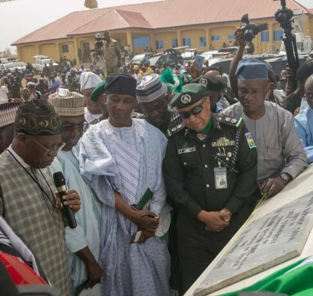Jani4Tijani's tweet photo. Ask una Stammering Former IG @PoliceNG n @RealAARahman n @AlhLai_Mohammed o
#OffaRobbery was same time as d trio were supposedly commissioning mopol barracks in same Offa o? malice aforethought much, mens rea n actus reus kwa
Na una dose Kwarans go s'okuta ba ni 2023
#Edaran https://t.co/79Z9FWvUth