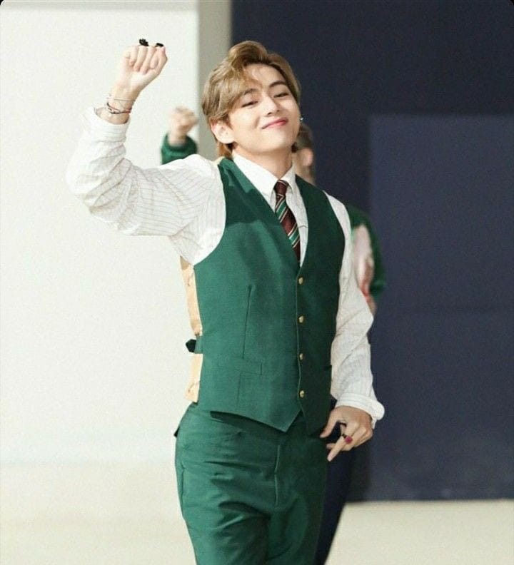 vangirl3012's tweet photo. @choi_bts2 @BTS_twt Taehyungiii, joonieee...even if it's late, but i wish both of you also notice my adorable baby cosplaying both of you😍😍😍
#Dynamite #Namjoonie #TAEHYUNG #williamhammington #BentleyHammington #willben #BTS #BTS_twt https://t.co/emBc4DalRd