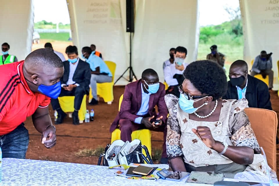 UNRA_UG's tweet photo. 📷In attendance at the Commissioning ceremony for the #Isimba Public Bridge is Rt.Hon @RebeccaKadagaUG &amp; Woman MP, Kamuli Dist.

The bridge is a major dev't in the transport needs of the people of Kamuli offering a reliable &amp; efficient connection to the rest of Uganda.
#UNRAworks https://t.co/Flvvf9fbQK