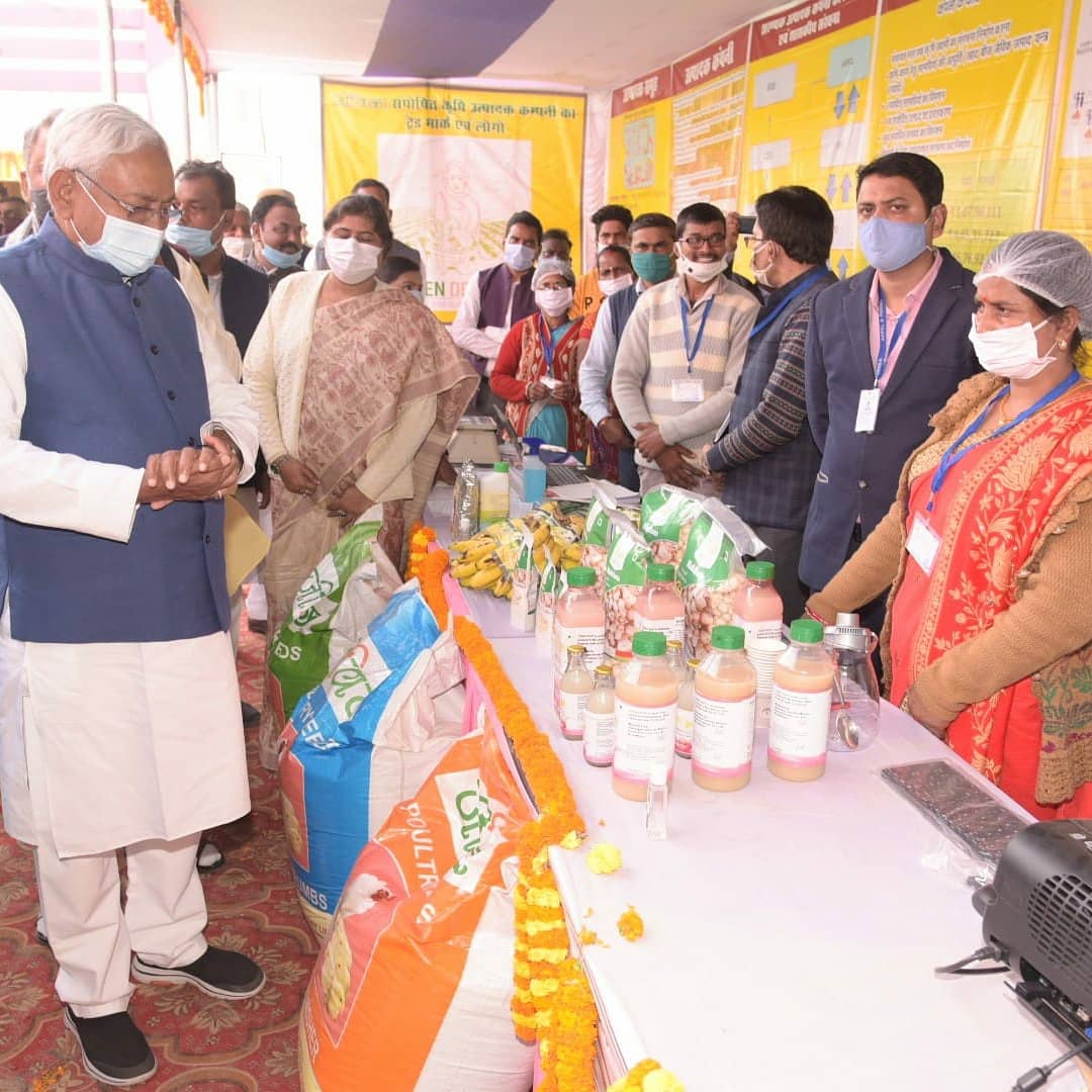 brlps_jeevika's tweet photo. While interacting with members of Aranyak FPC, the Hon'ble CM appreciated the efforts of Jeevika FPCs for entering into processed food like packaged Makhana, processed litchi juice &amp; squash being sold under the Green Delights brand.
@MoRD_GOI @WorldBank @BMGFIndia @MicroSave https://t.co/dpbHUYKiDJ