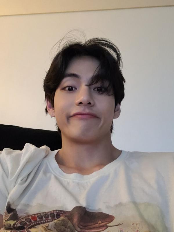 @ahoeforIisa @M00NSEOK_ @freeblckpnk @wangjiswuxian_ @buterajoon @rsthrones @barbihope_ @fentyshub he can't apply makeup 24/24 hours like your fav girl!!
here is one more without makeup:)