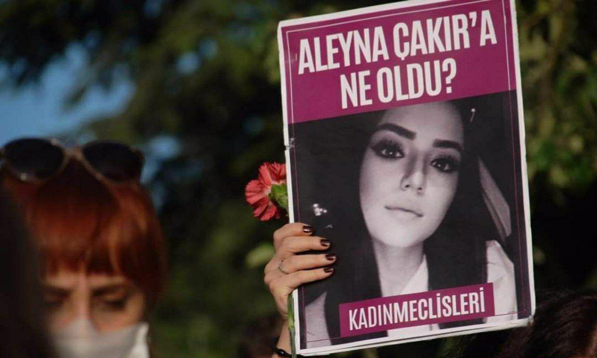 #AleynaÇakır'ın adli tıp raporunda:

▪️Ölümünden önce vücudunda darp izleri belirlendi ama soruşturma dosyasında şüpheli bile yok.
▪️Tırnak altında ve cinsel muayenesinde bulunan DNA'nın aynı erkeğe ait olduğu belirlendi. Ancak kimseden DNA örneği alınarak karşılaştırma yapılmadı