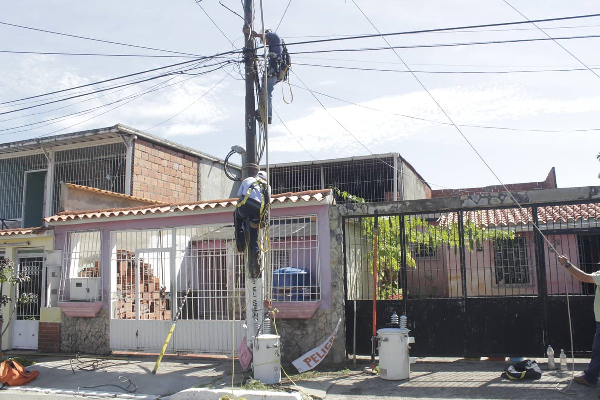 JoseMAlcalde's tweet photo. Gracias al apoyo de CORPOELEC, pudimos reemplazar el transformador de 25KVA que requerían las familias de la calle 1 de la Urbanización San José, cumpliendo así el compromiso asumido meses atrás. 

Esperamos seguir realizando ajustes para optimizar el servicio 
@alcaldia_indepe https://t.co/IK7RDuJmjh