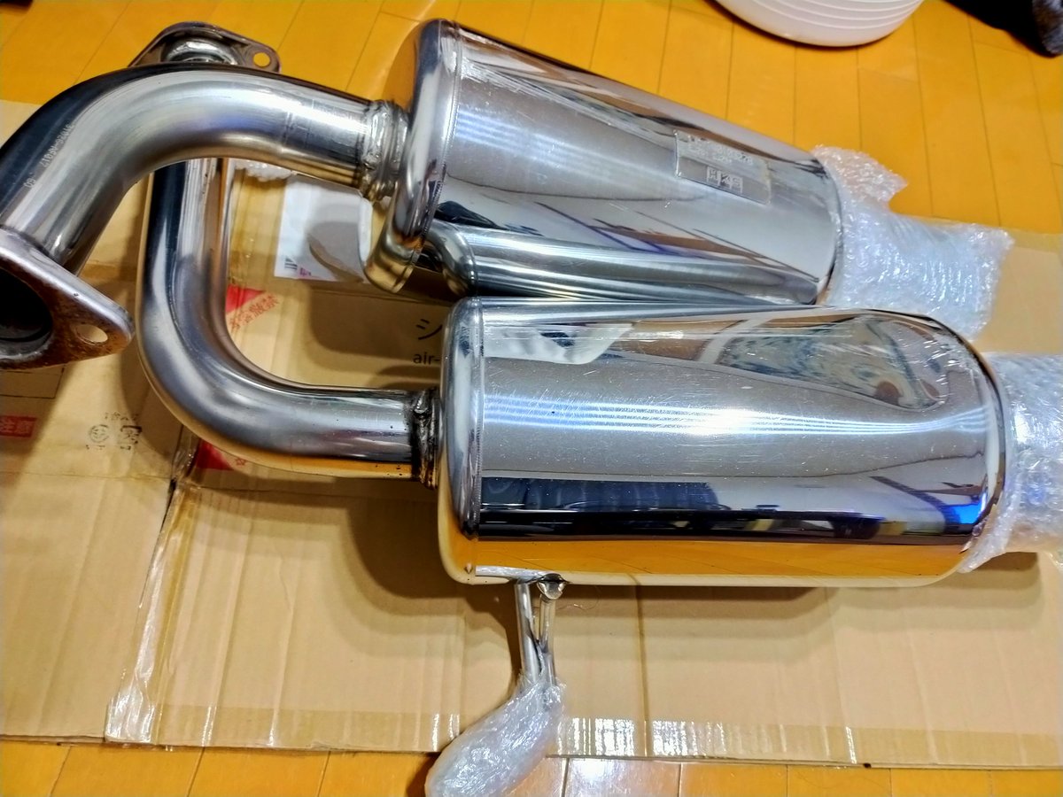 nmkmn_250s's tweet photo. つかんやろな思って買ったけど案の定つかないから鉄屑と化した筒。

センターパイプ売ってる人いないかな？
#hks #ESPremium #gvb https://t.co/smZLPmJpK6