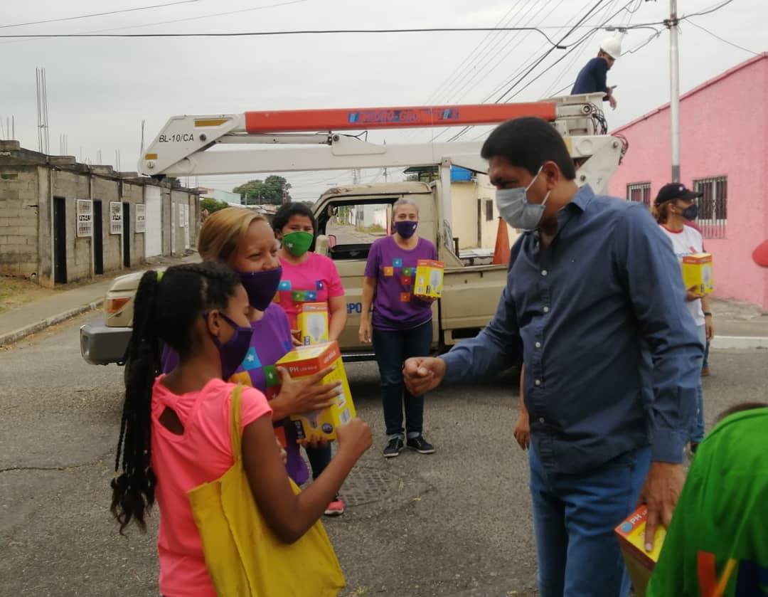 OficialBarinas's tweet photo. Buenos días #Barinas. Agarramos el año por la punta, estoy junto al gerente regional de Corpoelec, Ronald Lozano y el poder popular con el Plan de Alumbrado Público en la pquia. El Carmen que tiene como madrina a la Primera Combatiente, Belkis Quintero de Chávez. #ANDePaz https://t.co/Gbaqf7QHNL