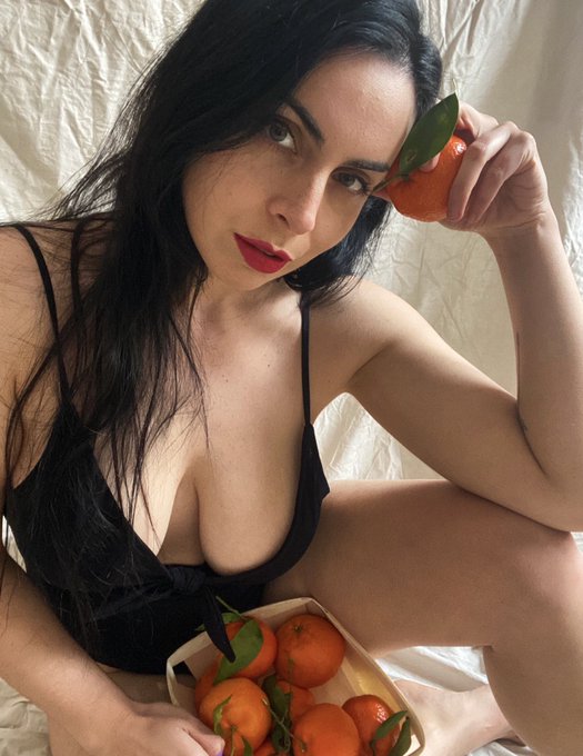 the only thing i enjoy of winter is how good tangerine taste ✨ https://t.co/QRDSu6WsLw