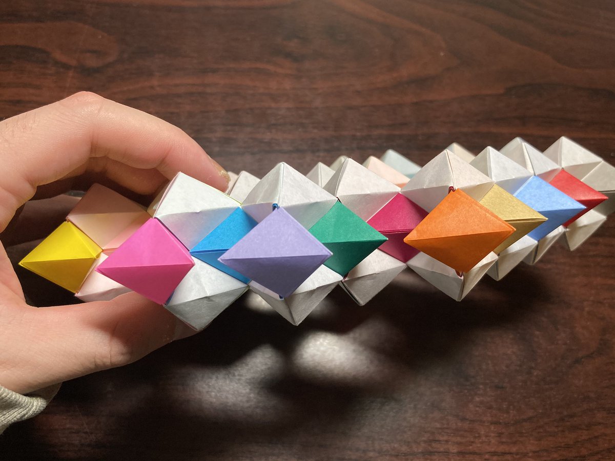 長山海澄 Kaito 宝石のカケラ Fragments Of Jewelry 7 5cm四方 63枚 2次元的にどこまでも拡張可能 糊無しでガッチリ組めます 合同な六面体が79個 辺で繋がった構造をしていますが63枚組みです 折り紙作品 ユニット 折り紙 T Co