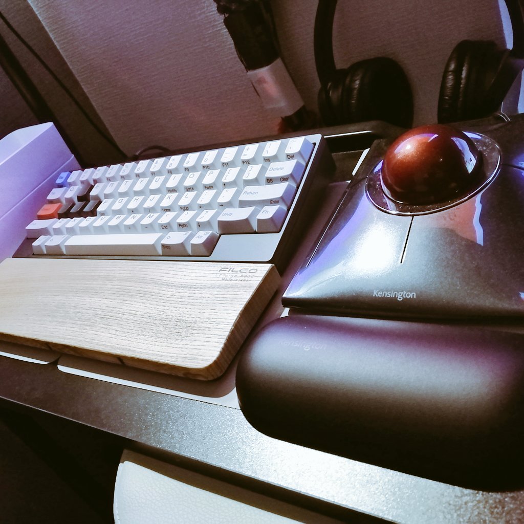 lim_jp_'s tweet photo. トラックボール、慣れると使いやすい。
フォートナイトも、この環境でしてるけどエイムしやすいし、ショートカットキーの設定数が少ないのが少し残念。
#fortnite #hhkb #kensington https://t.co/rpkxuhuiJb