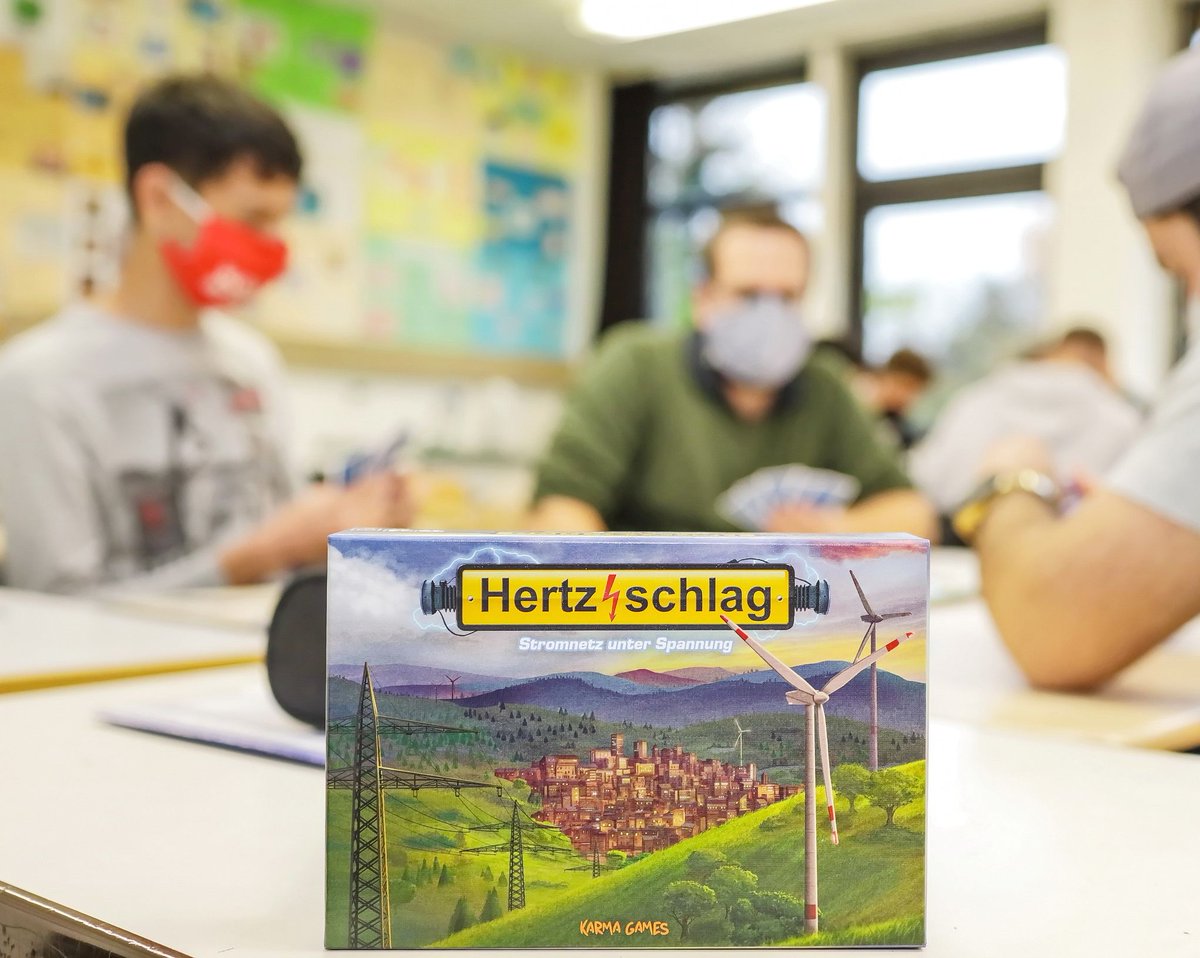 StromnetzBln's tweet photo. #Hertzschlag - Stromnetz unter Spannung: So heißt unser Lernspiel, das wir im Projekt @windnode entwickelt haben. Berliner Schulen können dies zusammen mit Unterrichtsmaterial kostenlos bestellen. Schüler*innen lernen somit spielerisch etwas zur #Energiewende 🧐 #sinteg https://t.co/5E5WIYO1Bo